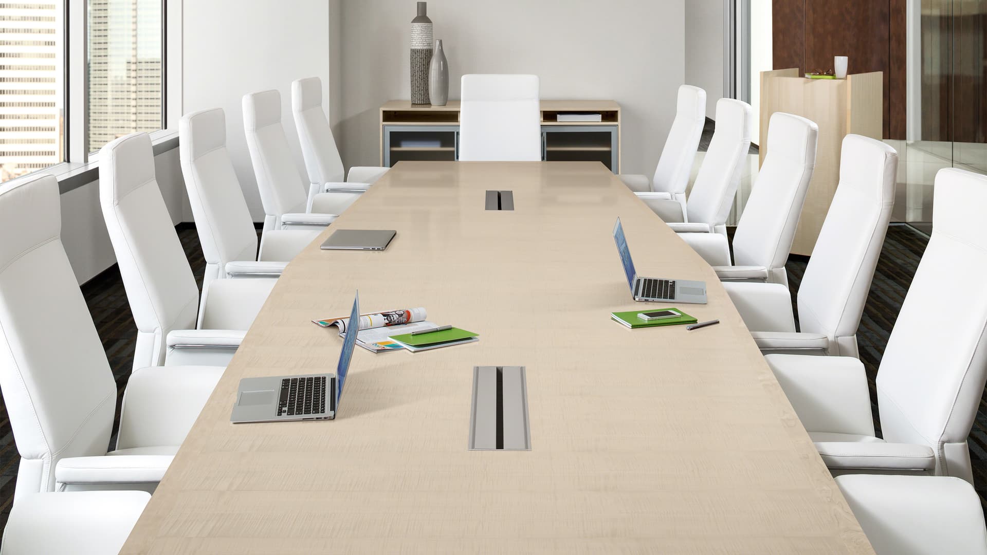 Hochwertiger Konferenztisch aus massivem Eichenholz – zeitlos, robust, einzigartig