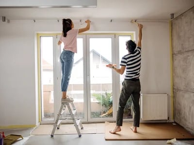 Erfolgreich Altbau sanieren: Kombinieren Sie alte Holzbalken mit modernen Stretchdecken für ein einzigartiges Ergebnis
