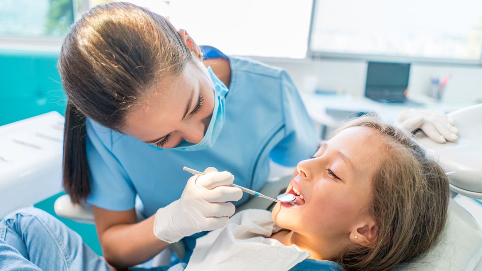 Zahnarzt Zürich ist spezialisiert auf Zahnchirurgie und Implantologie und bietet schmerzfreie Lösungen