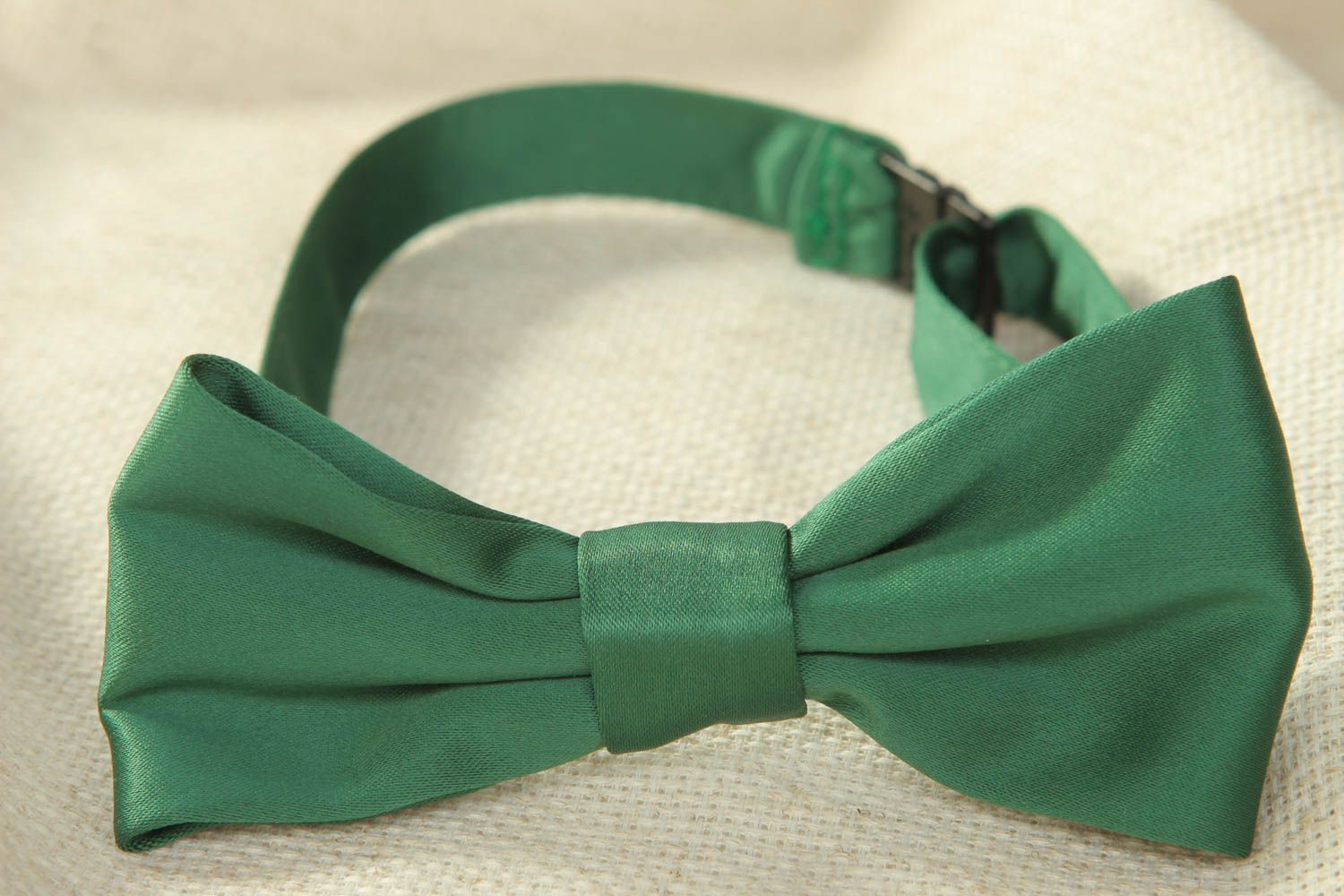 Entdecke die Eleganz der Grüne Fliegen: Hochwertige Stoffe und Einzigartige Designs