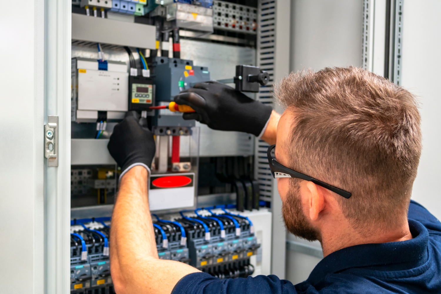 Wie oft sollte eine Prüfung ortsfester elektrischer Anlagen durchgeführt werden?