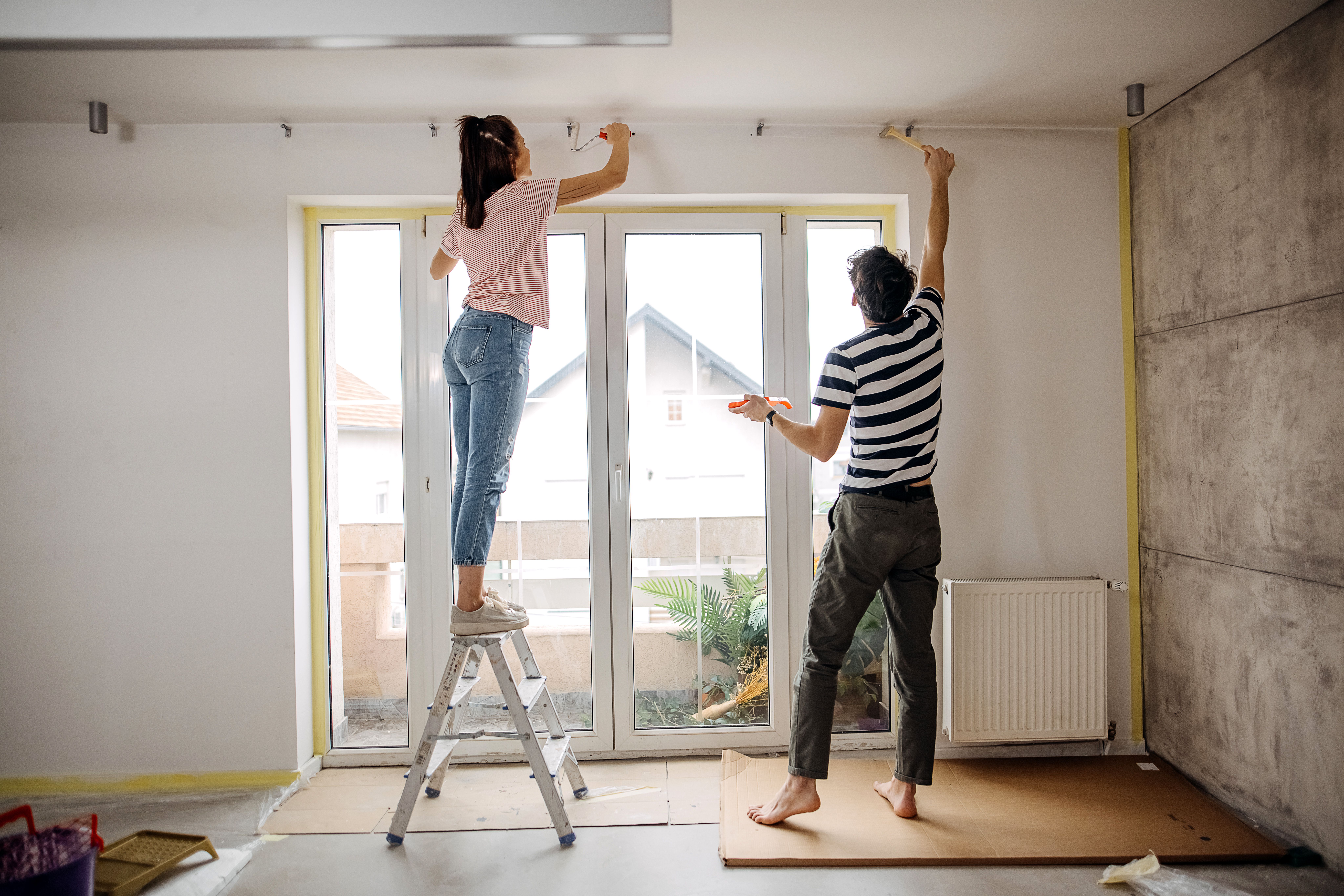 Erfolgreich Altbau sanieren: Kombinieren Sie alte Holzbalken mit modernen Stretchdecken für ein einzigartiges Ergebnis