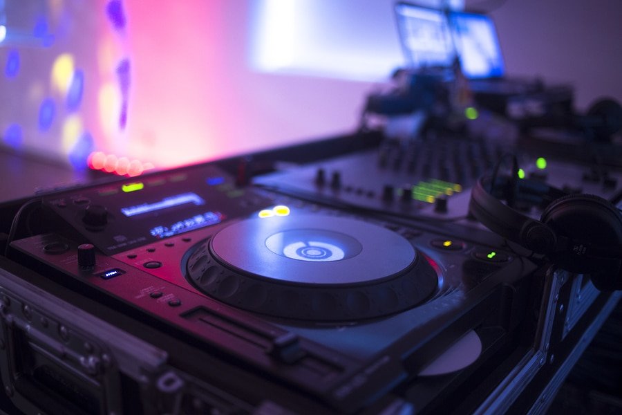 Von der Verlobung bis zur Zugabe: Die Geschichte eines Hochzeits-DJs