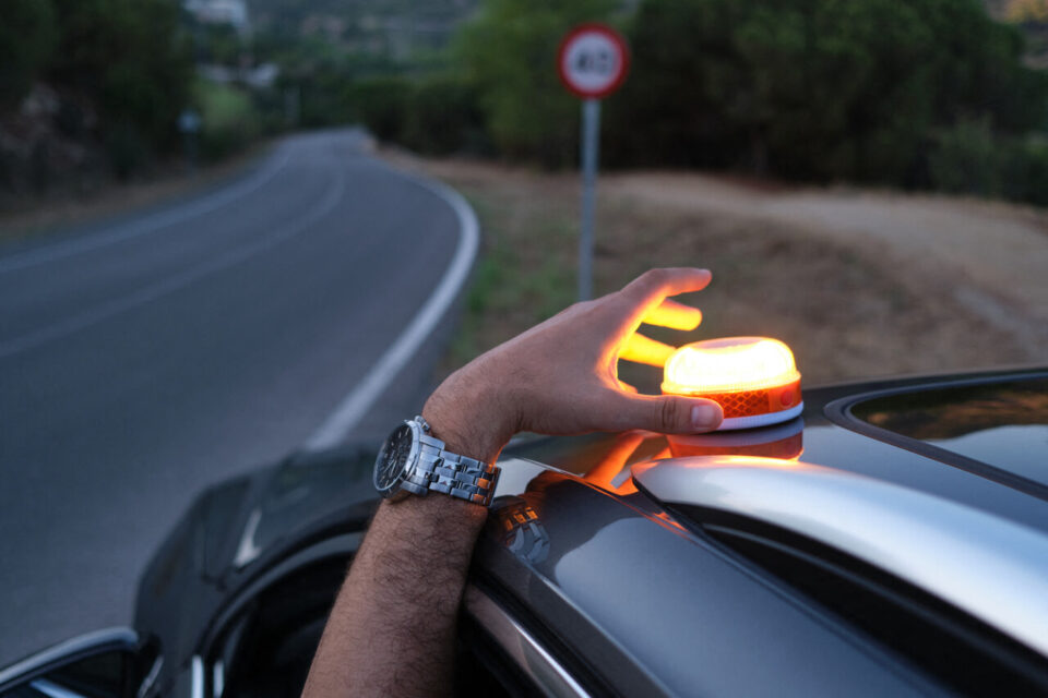Warum Autofahrer jetzt auf die Warnleuchte V16 umsteigen sollten