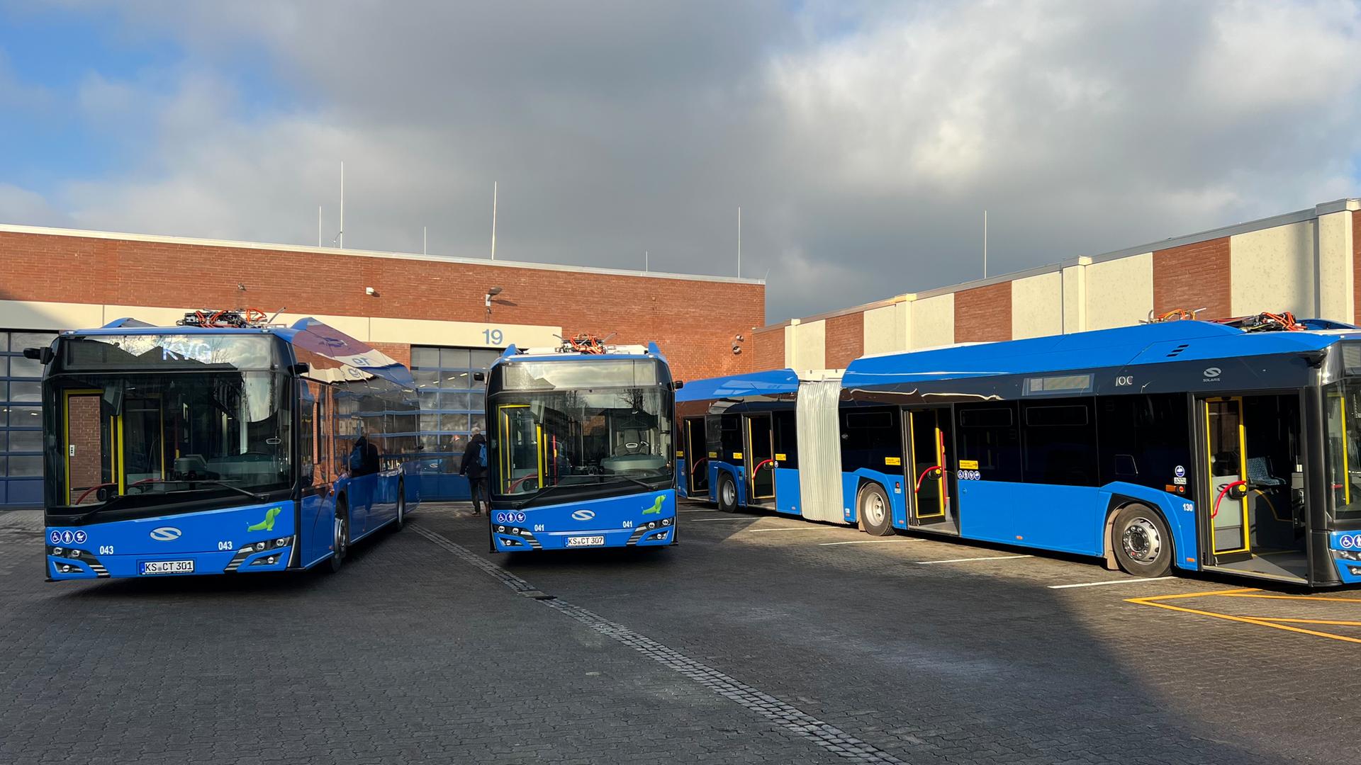 Umweltfreundliche Busse Mobilität: Geschäftsführer Paul Kienberger übergibt die neuen Busse und betont deren Rolle für eine nachhaltige Zukunft im öffentlichen Nahverkehr
