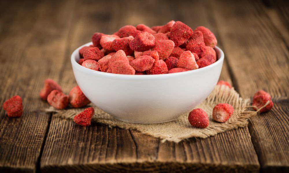 Knuspriges Vergnügen am Morgen: Gefriergetrocknete Erdbeeren mit jedem Bissen genießen