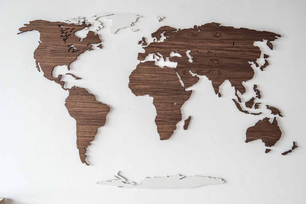 Weltkarte Holz: Mapping Memories and Wanderlust